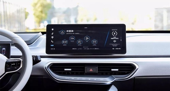 吉利電動汽車5萬左右，續航322km充電半小時