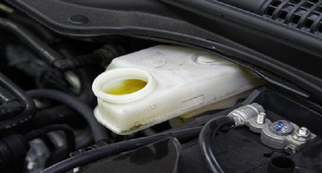剎車油多長時間更換一次，安全駕駛定期保養有必要