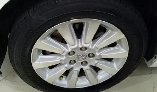 豐田塞納的輪胎是什么規格的 235/60 r18(普利司通輪胎)