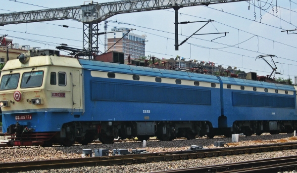 電力機車自身帶不帶能源，屬于非自帶能源機車