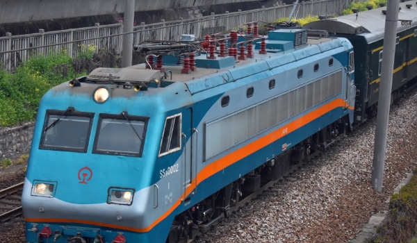 電力機車自身帶不帶能源，屬于非自帶能源機車