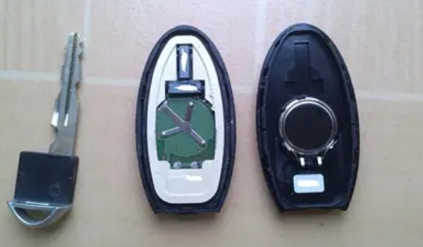 尼桑騏達(dá)車(chē)鑰匙怎么換電池，電池型號(hào)SONYCR2025（內(nèi)附更換步驟）