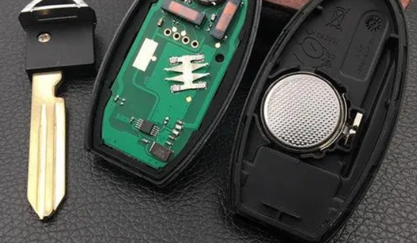 尼桑騏達(dá)車(chē)鑰匙怎么換電池，電池型號(hào)SONYCR2025（內(nèi)附更換步驟）