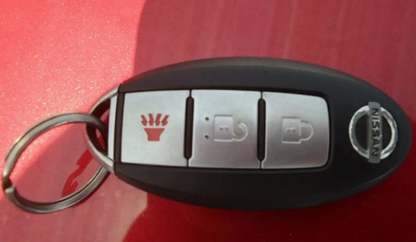 尼桑騏達(dá)車(chē)鑰匙怎么換電池，電池型號(hào)SONYCR2025（內(nèi)附更換步驟）