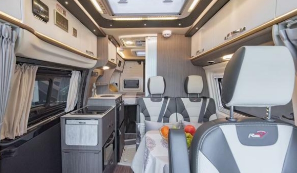 福特小房車16.8萬，內裝精致全面（適合兩人旅行）