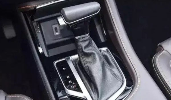 自動擋車點火時應該掛什么檔位 P檔或N檔都可以(N檔更好一些)
