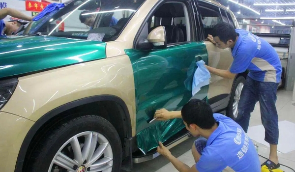 汽車貼膜多少錢，價格最低幾百元左右（不過材料劣質）