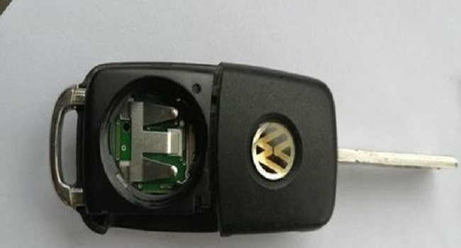 寶來車鑰匙換電池教程，更換方式大同小異