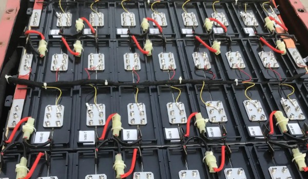 鉛酸電池和鋰電池哪個(gè)好 鋰電池安全性價(jià)比高(使用壽命長(zhǎng))