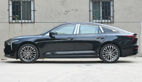 奔騰b70新款到底怎么樣 搭載2.0T發動機(車身長達4.8米)