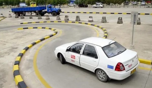 學車要多少錢 學車要9000元(不同地區價格不同)