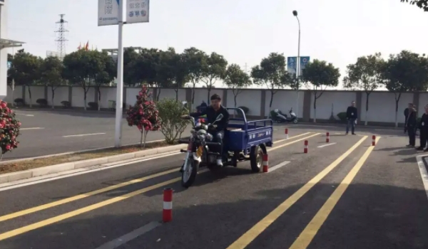 已經(jīng)有c1證了怎么考摩托車(chē) 直接到當(dāng)?shù)伛{校報(bào)名考取（二項(xiàng)合一）