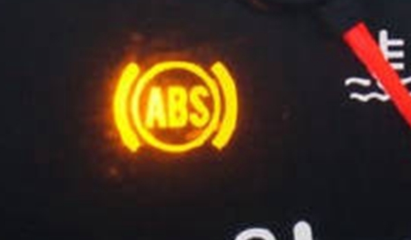 汽車abs燈亮了怎么回事,還能開嗎 剎車系統故障（不能夠繼續行駛）