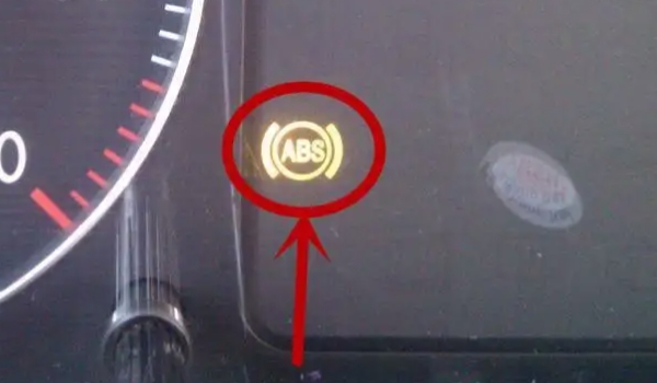 汽車abs燈亮了怎么回事,還能開嗎 剎車系統故障（不能夠繼續行駛）