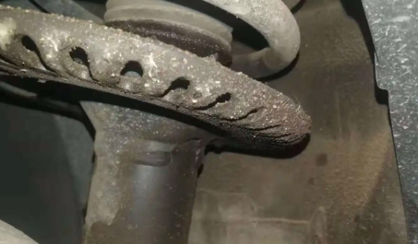 減震器漏油需要更換嗎 需要進(jìn)行更換（否則會影響車輛的舒適性）