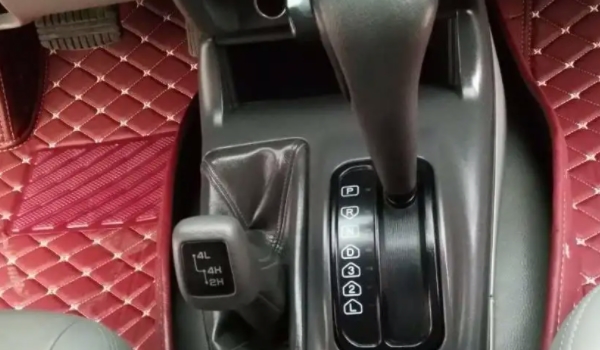 自動擋汽車的正確駕駛步驟 踩剎車，松手剎，掛檔，松剎車，踩油門