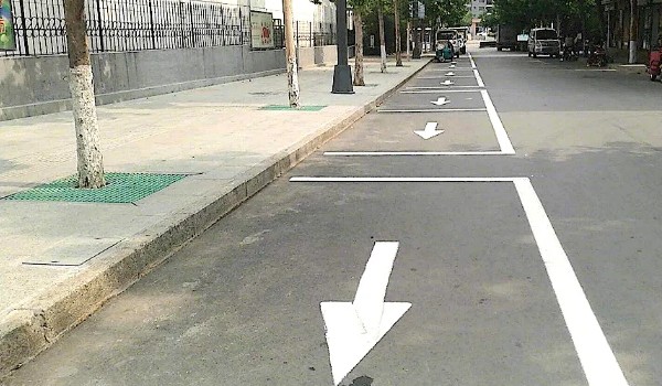 停車位顏色代表什么意思 三種顏色停車位(白色收費停車位)