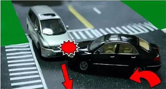 轉彎過了一半車身與直行相撞，轉彎車優先讓直行車