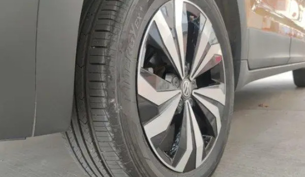 大眾途鎧輪胎規格是多少 輪胎型號205/55 r17(標準胎壓2.3-2.5bar)