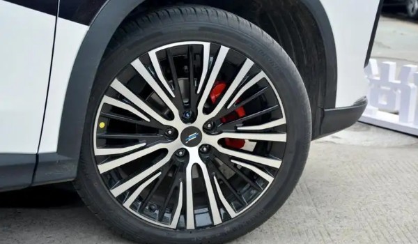 長安歐尚x5plus輪胎型號多少 輪胎型號225/55 r18(正常胎壓2.3-2.5bar)