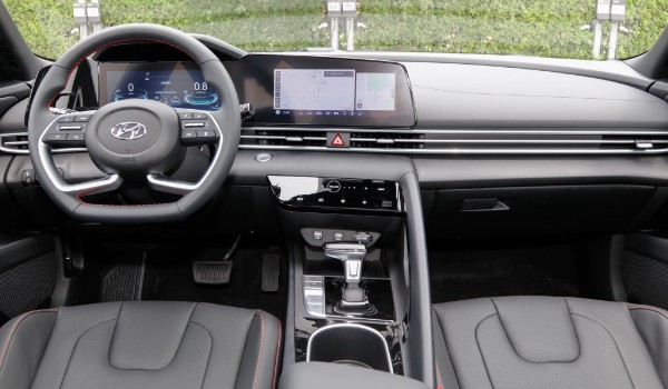 現代悅動和伊蘭特哪個好 伊蘭特動力強(車身長達4.6米)