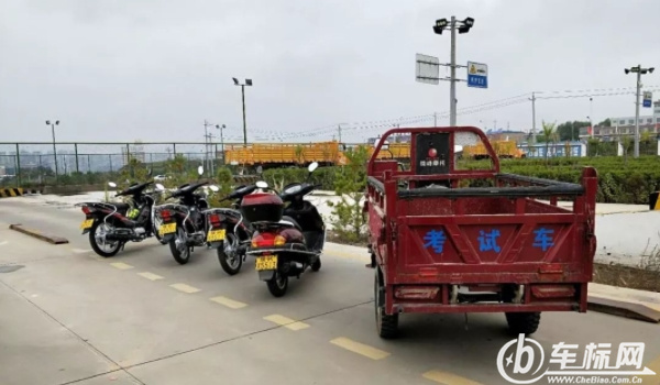 摩托車駕照怎么考 到駕校或車管所報名考取（共三科考試）