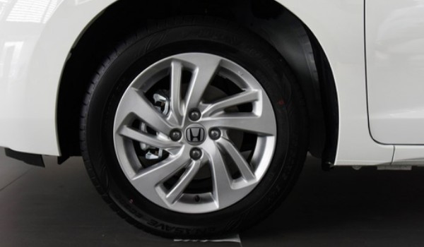 飛度輪胎型號規格是多少 尺寸為185/60 r15(胎寬185mm)