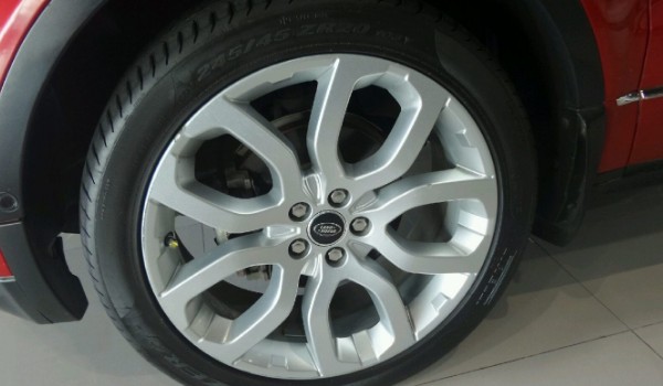 攬勝極光輪胎型號規格 尺寸為235/50 r20(胎寬235mm)