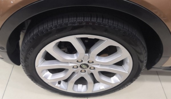 攬勝極光輪胎型號規格 尺寸為235/50 r20(胎寬235mm)