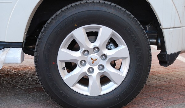 帕杰羅輪胎型號規格是多少 尺寸為285/40 r23(胎寬285mm)