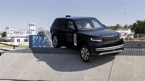 思路對了！純電路虎攬勝實車公布：和燃油版看不出什么區別