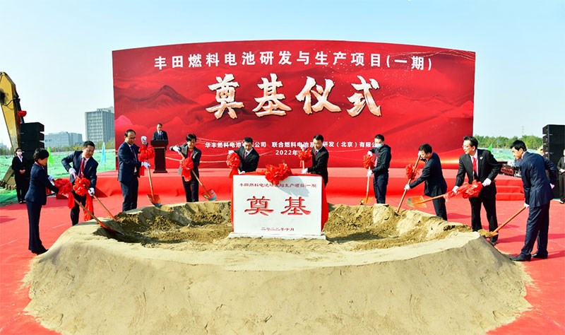 圖片包含 蛋糕, 桌子, 男人, 建筑 描述已自動生成