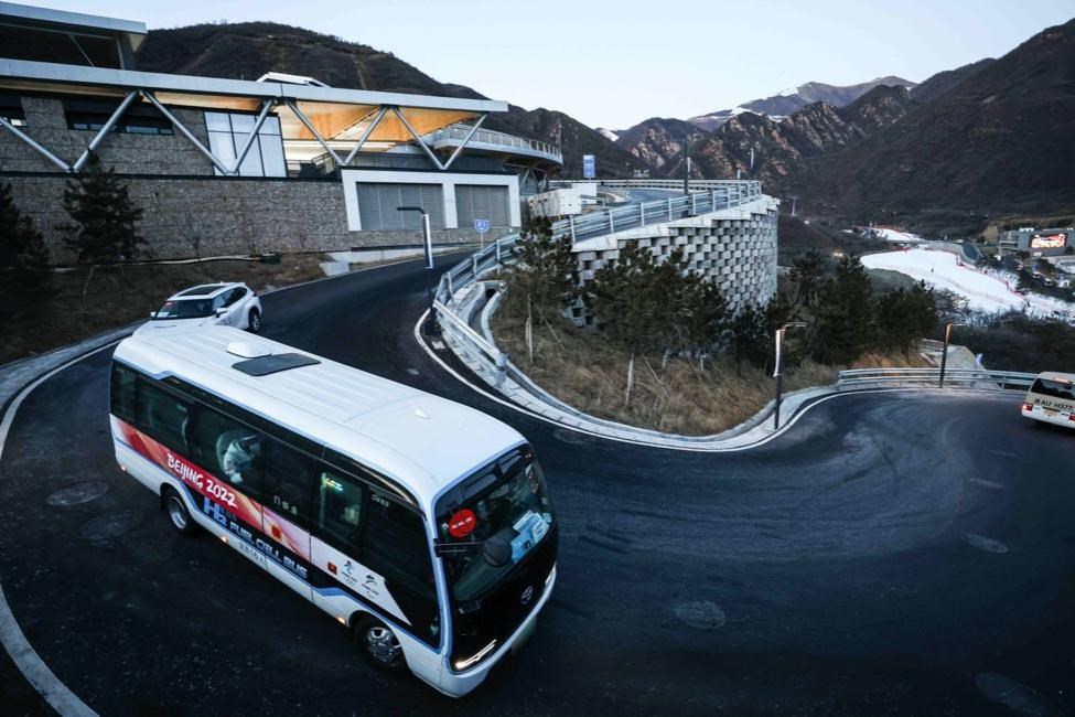 汽車在路上行駛 描述已自動生成