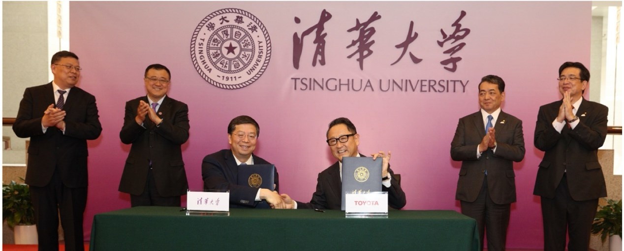 一群人站在人的照片上寫著字 描述已自動生成