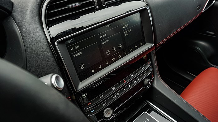 來自英倫獨特氣質 捷豹F-PACE 2.0T 賽旗版