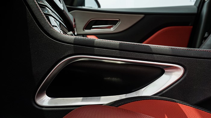 來自英倫獨特氣質 捷豹F-PACE 2.0T 賽旗版