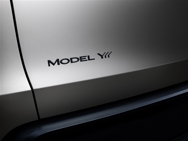 大六座來了！特斯拉Model Y L外觀正式公布：預(yù)估售價40萬 尾標(biāo)亮了