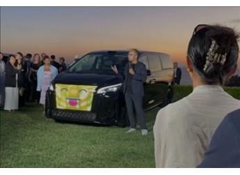 賈躍亭的法拉第MPV新車亮相 網友：這不就是長城高山在車頭裝了個樂視電視嗎