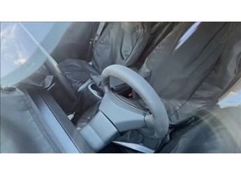 特斯拉新車型內飾首曝：取消玻璃天幕+后排屏 封面圖