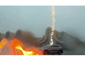 多地汽車遭雷擊 央視科普雨天行車如何應對