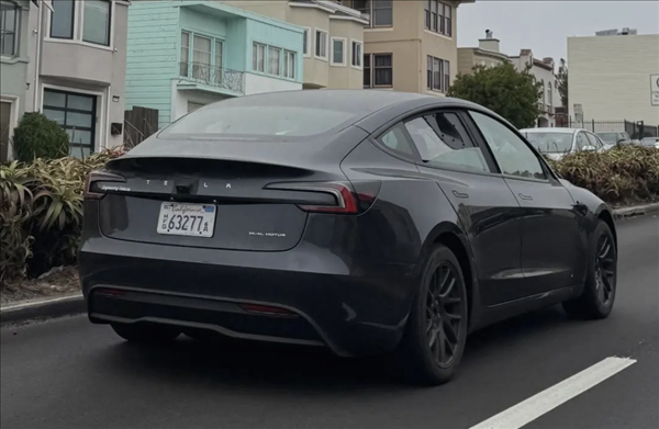 特斯拉Robotaxi發布在即！Model 3測試車曝光：全身布滿攝像頭