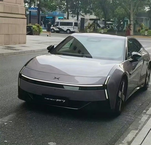 賽博未來感十足 全新小鵬P7實(shí)車曝光：首次亮燈了