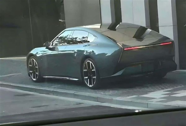 賽博未來感十足 全新小鵬P7實(shí)車曝光：首次亮燈了