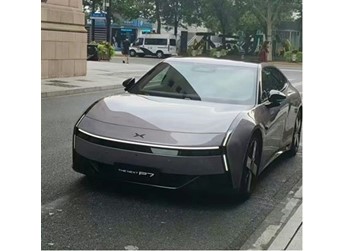 賽博未來感十足 全新小鵬P7實車曝光：首次亮燈了